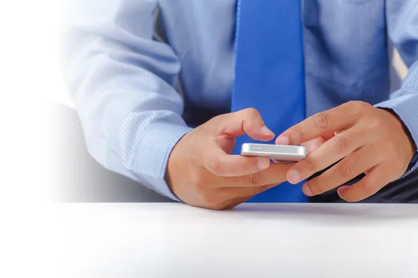 Hombre de negocios usando smartphone —  Fotos de Stock