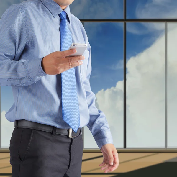 Hombre de negocios usando smartphone —  Fotos de Stock