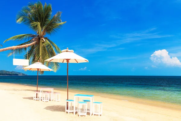 Paraguas en la playa tropical — Foto de Stock