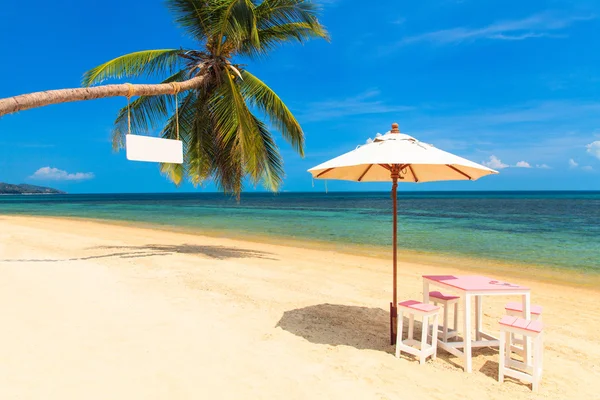 Paraguas en la playa tropical — Foto de Stock