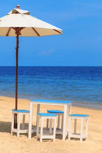 Paraguas en la playa tropical — Foto de Stock