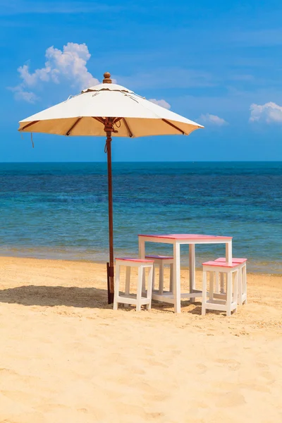 Paraguas en la playa tropical — Foto de Stock