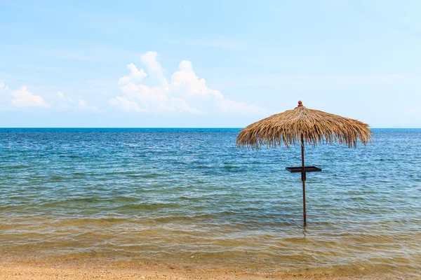 Paraguas en la playa tropical — Foto de Stock