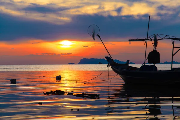 günbatımı denizde teknede silüeti