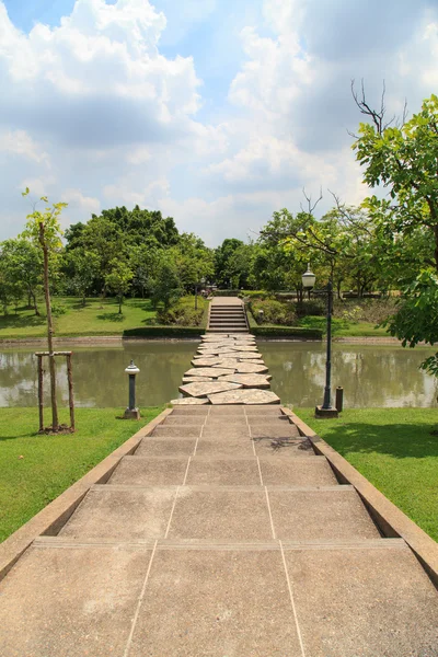 Caminho no belo parque — Fotografia de Stock