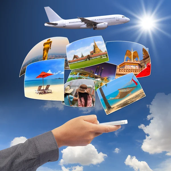 Handy in der Hand mit Flugzeug — Stockfoto