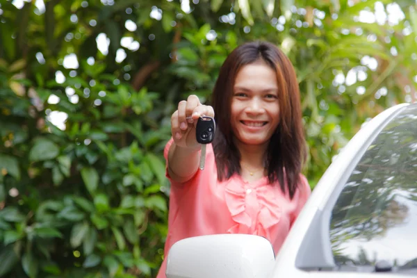 Žena držící klíč od auta — Stock fotografie