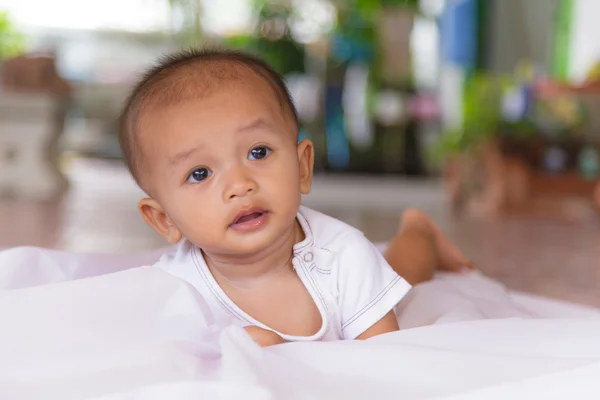 Baby på sengen - Stock-foto