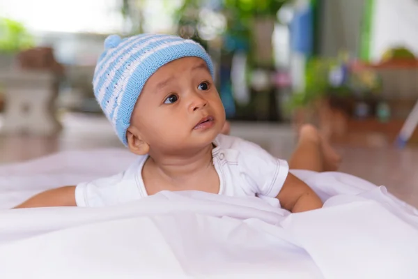 Baby op het bed — Stockfoto