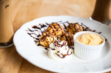 eklerleri dondurma ile dolu