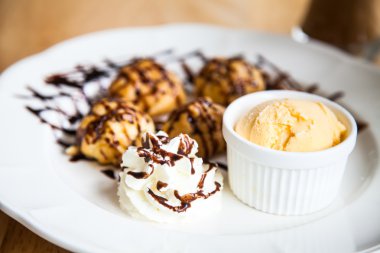 eklerleri dondurma ile dolu