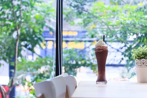Шоколадный коктейль со льдом — стоковое фото