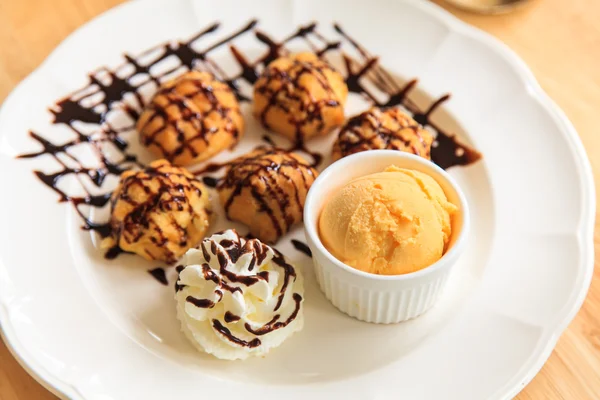 Eclairs preenchido com sorvete — Fotografia de Stock