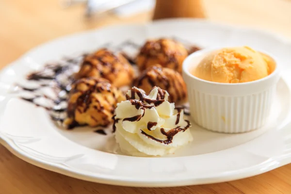 Eclairs riempito con con gelato — Foto Stock