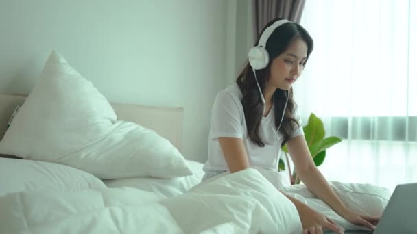 Kulaklıklı Asyalı Kadın Sabahları Yatakta Müzik Dinliyor — Stok video