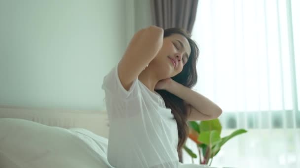 朝目が覚めた後に伸びるアジアの女性 美しい女性はさわやかな目を覚ます — ストック動画