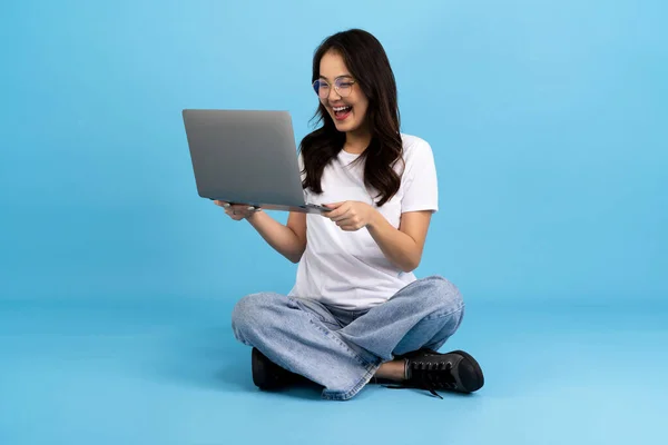 Hermosa Chica Feliz Sosteniendo Una Computadora Portátil Sentada Sobre Fondo —  Fotos de Stock