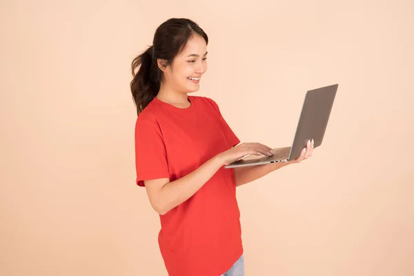 Uma Bela Mulher Asiática Uma Camisa Vermelha Está Segurando Computador — Fotografia de Stock