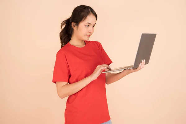 Μια Όμορφη Ασιάτισσα Κόκκινο Πουκάμισο Κρατάει Έναν Φορητό Υπολογιστή Φόντο — Φωτογραφία Αρχείου