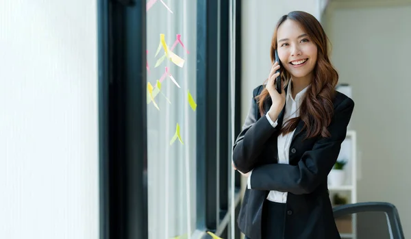 Szczęśliwy Młody Azji Biznes Kobieta Noszenie Garnitur Gospodarstwa Telefon Komórkowy — Zdjęcie stockowe