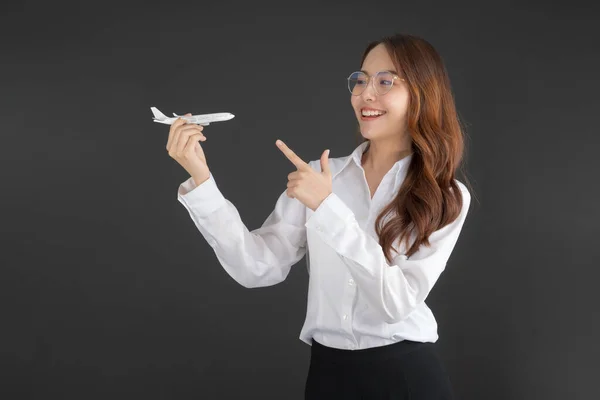 Femme Affaires Portant Une Chemise Blanche Main Tenant Avion Jouet — Photo