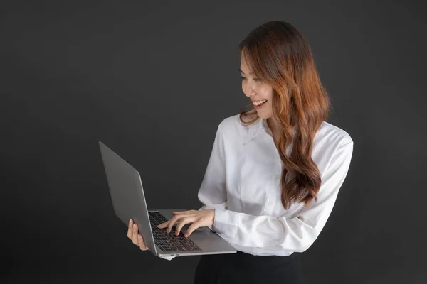 Geschäftsfrau Mit Weißem Hemd Spielt Laptop Auf Schwarzem Hintergrund — Stockfoto