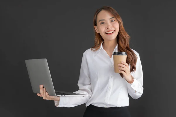 Donna Affari Indossa Camicia Bianca Piedi Giocando Notebook Tenendo Caffè — Foto Stock