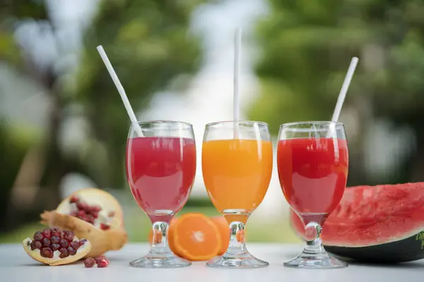 Apelsinjuice Granatäpple Juice Och Vattenmelonsaft Den Naturliga Bakgrunden Trädgården — Stockfoto