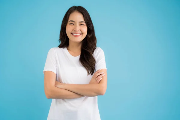 Mulher Asiática Bonita Fazendo Várias Poses Fundo Azul Sorriso Feliz — Fotografia de Stock