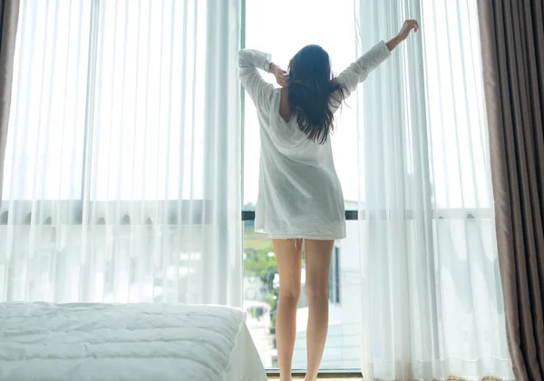 Asiatin Steht Fenster Und Dehnt Sich Morgens Schlafzimmer Nachdem Sie — Stockfoto