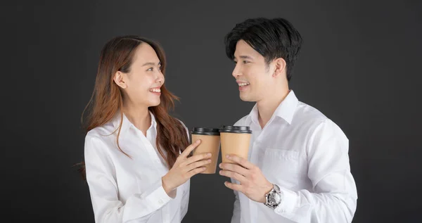 Dva Mladí Podnikatelé Stojící Pijící Kávu Diskutovat Podnikání Jsme Udělali — Stock fotografie