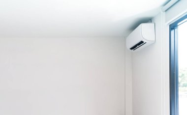  Beyaz duvar arka planında klima