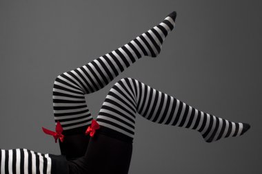 Kırmızı kurdele ile kadın çorabı siyah ve beyaz çizgili