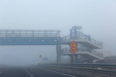 Karayolu boyunca sisli bir şekilde ilerliyoruz. Yol işaretli boş yol.