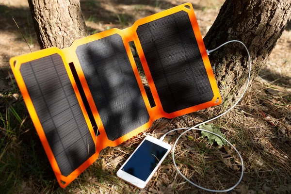 Smartphone Está Cargando Desde Batería Solar Campamento Verano Energía Limpia —  Fotos de Stock