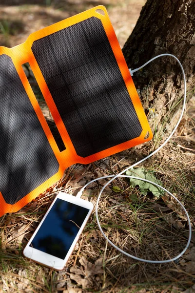 Smartphone Charging Solar Battery Summer Camp Clean Energy Using Hiking — Stock Photo, Image