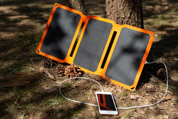 Akıllı Telefon Yaz Kampında Güneş Pilinden Şarj Oluyor Yürüyüşte Kullanmak - Stok İmaj