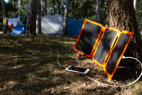 Akıllı Telefon Yaz Kampında Güneş Pilinden Şarj Oluyor Yürüyüşte Kullanmak Stok Fotoğraf