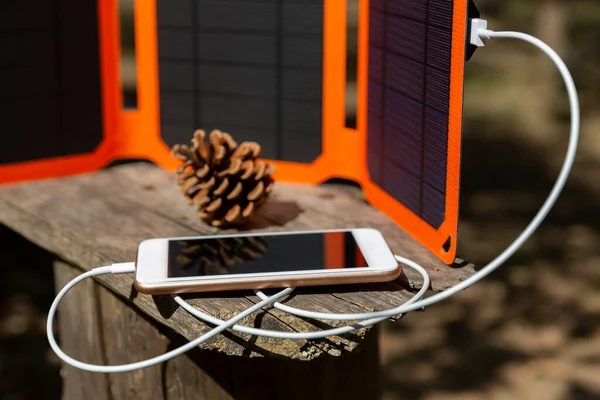 Akıllı Telefon Yaz Kampında Güneş Pilinden Şarj Oluyor Kampta Kullanmak Telifsiz Stok Fotoğraflar