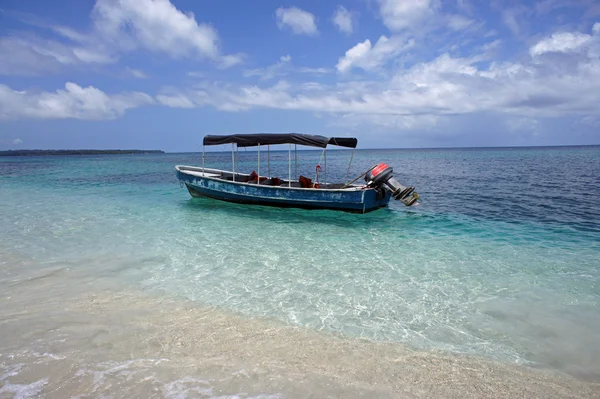 パラダイス島へのボート旅行 ストック画像