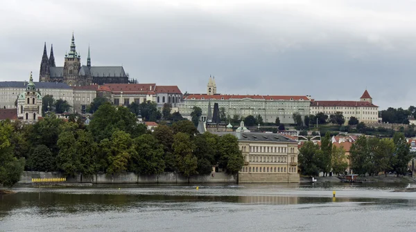 Veitsdom und Prager Burg — Stockfoto