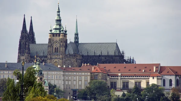 Veitsdom und Prager Burg — Stockfoto