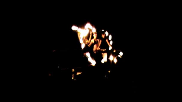 Танцоры огня — стоковое видео
