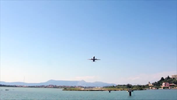 Passagierflugzeug hebt ab — Stockvideo