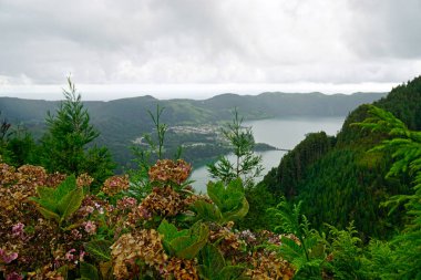 Azerbaycan adasındaki cidades gölü manzarası