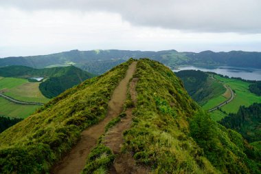 Azores Adası Sao Miguel 'deki cidade göllerinde çamurlu bir yol.