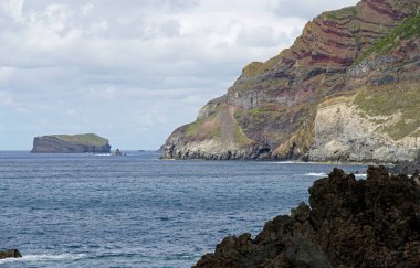 Sao Miguel adasının vahşi kıyıları. 