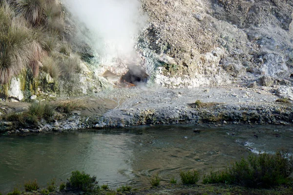熔炉中的热火山蒸汽在河上流过 — 图库照片