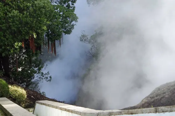 熔炉中的热火山蒸汽在河上流过 — 图库照片