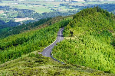 Azerbayor adasında virajlı yol Sao Miguel